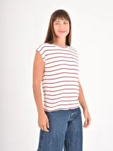 Remera sin mangas de corte holgado, con cuello redondo y diseño de rayas horizontales finas en color negro sobre fondo blanco.