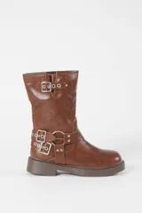 Botas de caña media color marrón, confeccionadas en cuero sintético, con suela de caucho y diseño decorado con múltiples hebillas metálicas ajustables.