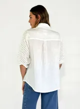 Camisa beige de lino, con mangas 3/4 con detalle de calado.