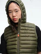 Chaleco acolchado ultraligero de nylon color negro, con cierre frontal y capucha integrada. Diseño de la línea Giga con relleno sintético Plumtech para aislamiento térmico.