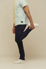 Pantalon cargo color marrón, de corte ajustado, con bolsillos laterales con solapa y cierre frontal.