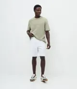 Bermuda masculina de corte slim confeccionada en sarga de algodón. Presenta un diseño de sastrería con cintura con trabillas, cierre tradicional y bolsillos laterales y traseros.