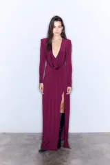 Vestido largo color borgoña, de punto con escote pronunciado en V y buche con tablas.
