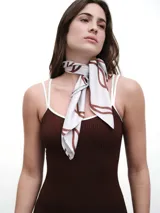 Pañuelo de seda blanco con estampado de líneas negras onduladas, diseño multifuncional apto para usar como top, bandana o accesorio.