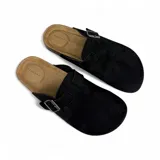 Zuecos negros con hebilla plateada ajustable y plantilla anatómica de corcho.
