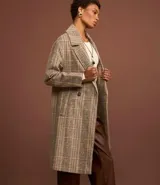 Saco trench coat largo de polivelour con estampado de cuadros, solapa en el cuello y abotonadura frontal.