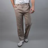 Pantalón de lino color beige, de corte recto, con cierre de botón y cremallera, y bolsillos laterales.