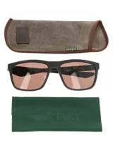 Lentes de sol con armazón rectangular de color negro mate, fabricado con redes de pesca recicladas. Presenta cristales polarizados en tono marrón con protección UV.