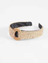 Vincha de rafia color beige con interior forrado en tela negra y detalle de círculo de rafia en el centro.