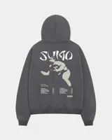 Canguro con capucha gris oscuro, con bolsillo tipo canguro y estampa frontal blanca con texto.