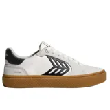 Championes Cariuma modelo Catiba Pro 2.0, confeccionados en una combinación de gamuza y tela Cordura en color blanco. Presentan el logo lateral característico en negro, refuerzo en el talón y una suela de goma color caramelo con textura estriada.