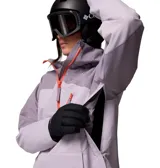 Campera anorak Columbia Coreshot para mujer, de diseño impermeable y transpirable con tecnología Omni-Tech. Es de color lila con bloques en tonos más oscuros y detalles en color naranja en las cremalleras. Cuenta con capucha compatible con casco, media cremallera frontal, bolsillo canguro delantero, bolsillo en el pecho y aberturas de ventilación bajo las axilas.