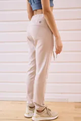 Pantalón babucha deportivo color lila, con elástico en la cintura y puños, cordones regulables y dos bolsillos laterales.