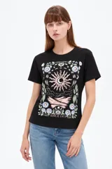Remera negra de algodón, manga corta, con cuello redondo y diseño gráfico estampado en el pecho que incluye un sol, flores y la leyenda 'Since 1973'.