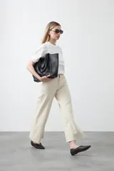 Remera blanca de manga corta confeccionada en algodón, con calce cómodo y mangas levemente abullonadas.