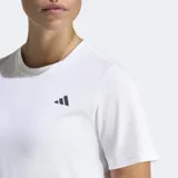 Remera deportiva Adidas Workout Essentials de manga corta y cuello redondo, color blanco, con el logo de la marca estampado en negro en el pecho.