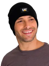 Gorro beanie negro de punto acanalado, con vuelta y parche frontal con el logo de la marca Caterpillar (CAT).