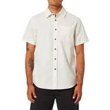 Camisa Katin Balance de manga corta en color blanco, con sutil estampado, bolsillo en el pecho y botones oscuros contrastantes.