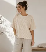Remera de corte holgado y mangas cortas, confeccionada en tejido morley con textura acanalada y cuello redondo.