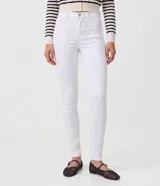 Pantalón skinny de sarga color blanco, con cintura mediana, trabillas, cierre frontal con botón y cremallera, y bolsillos en la parte delantera y trasera.