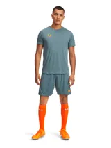 Short deportivo de fútbol Under Armour, confeccionado en tejido de punto ligero y transpirable con paneles laterales de malla. Presenta cintura elástica con cordón interno y logo de la marca estampado en contraste.