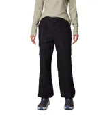 Pantalón cargo negro de corte recto y holgado, con múltiples bolsillos utilitarios, cintura parcialmente elástica y puños ajustables.