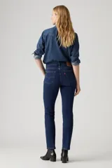 Jeans de tiro alto, ajustados en cadera y muslos, con pierna recta.