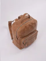 Mochila de cuero natural color negro, con diseño clásico y refinado. Cuenta con un compartimento principal con cierre, un bolsillo frontal con cierre y un asa superior. Presenta el logo de la marca grabado en la parte frontal.