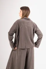 Camisa gris topo de poplin, corte amplio y suelto a la altura de la cadera.