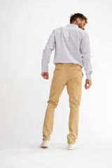 Pantalon de gabardina color beige, de corte recto y estilo chino, con bolsillos laterales y traseros.