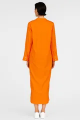 Túnica naranja de corte recto, con cuello mao, mangas 3/4 y cierre frontal con botones.