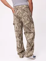 Pantalon recto de lona, color beige, con diseño de paneles reforzados en las piernas y cierre frontal con boton.
