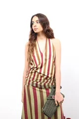 Top de cuello halter con estampado de rayas verticales en tonos granate, beige y mostaza. Confeccionado en tejido elástico, presenta un corte ajustado y diseño sin mangas.