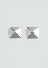 Aros tipo studs con diseño de pirámide cuadrada en acabado metálico plateado y cierre a presión.