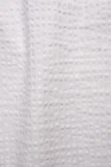 Pantalón color crema confeccionado en tejido ligero de algodón con textura tipo waffle. Presenta cintura elastizada con cordón de algodón ajustable, bolsillos laterales y bolsillo trasero.