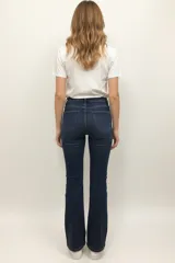 Pantalon jean de corte oxford y tiro alto, color negro, con cierre y botón frontal.