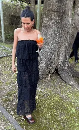 Vestido midi strapless de encaje azul marino, con diseño de volados en capas superpuestas.