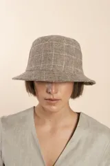 Sombrero tipo pescador unisex, color marrón con diseño de espiga. Confeccionado en lana fina sin teñir.