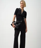 Pantalón femenino negro de punto roma, modelo recto con pliegues y sin estampado.