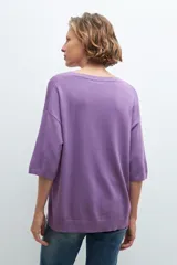 Sweater de punto color lavanda con escote en V y mangas cortas.