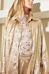 Blusa dorada de red con lentejuelas.