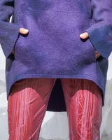 Pantalón elastizado color uva con estampado de cañas en tinta látex brillante al tono, de tiro alto, pretina ancha y bolsillos laterales.