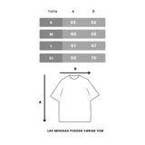 Remera de corte boxy y ajuste holgado, confeccionada en tejido grueso de textura suave. Presenta cuello redondo y mangas 3/4 con caída amplia.