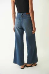 Pantalón jean de corte ancho con estampado de piel de serpiente.