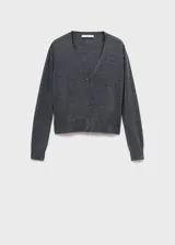 Cardigan de punto fino con cuello en pico y cierre frontal de botones. Presenta un diseño recto de manga larga, confeccionado en lana.