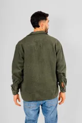 Sobrecamisa de paño gris con cuello camisero, cierre frontal con botones y bolsillo frontal tipo parche en el pecho.