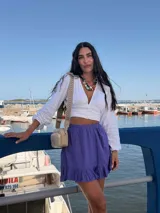 Bandolera de símil cuero color verde oliva, con diseño de dos compartimentos con cierre y correa ajustable de tela con patrón geométrico.