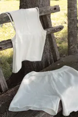 Short tejido de punto en algodón, con cintura elástica y diseño de corte recto.