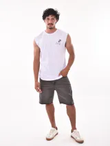 Musculosa gris con estampado frontal con la palabra "Paradise" en verde.