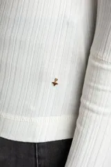 Polera negra de viscosa con cuello alto y mangas largas.